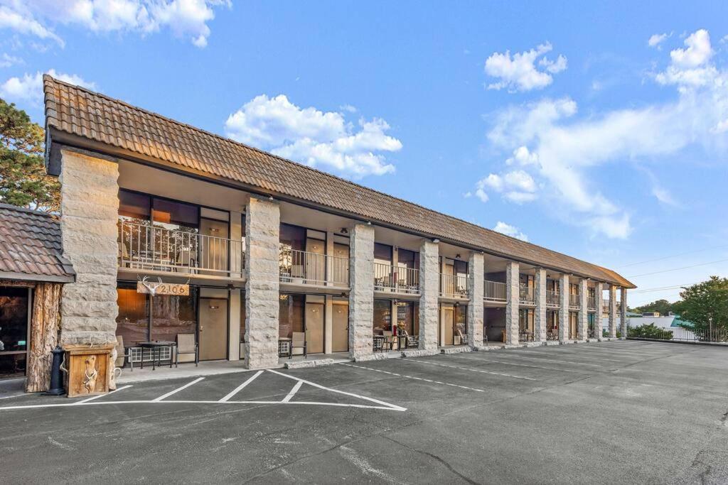 Stonegate Lodge Fire Pit 50In Tv Salt Water Pool Fast Wi-Fi Room #301 Eureka Springs Exterior photo