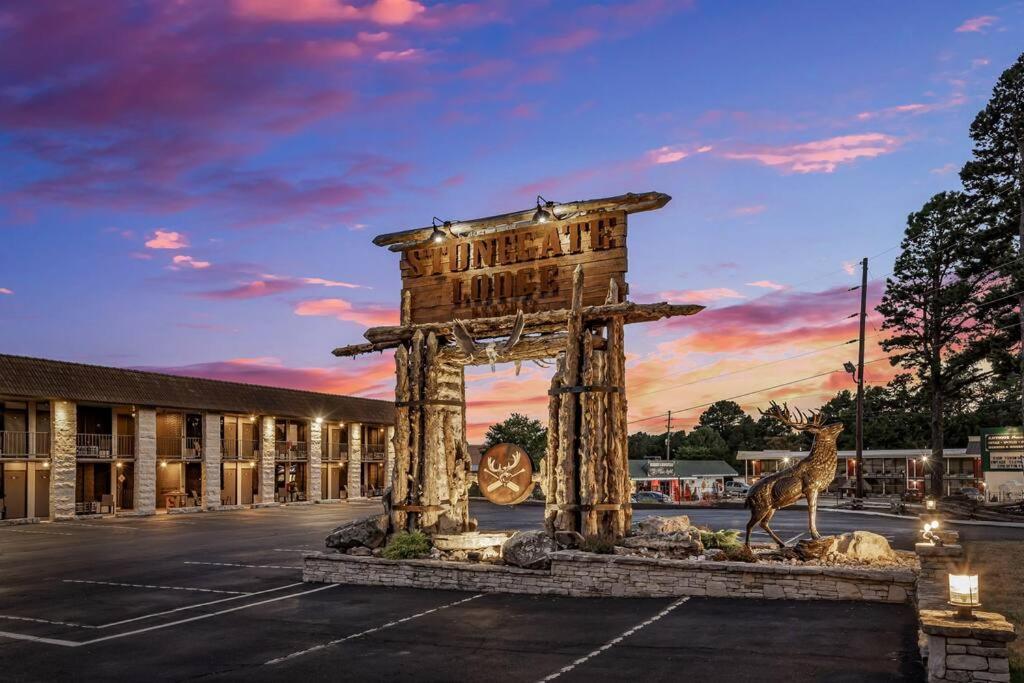 Stonegate Lodge Fire Pit 50In Tv Salt Water Pool Fast Wi-Fi Room #301 Eureka Springs Exterior photo