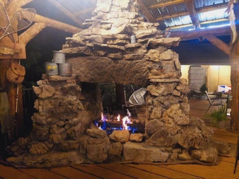 Stonegate Lodge Fire Pit 50In Tv Salt Water Pool Fast Wi-Fi Room #301 Eureka Springs Exterior photo